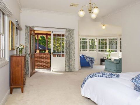 THE ELMS Berry Berry & Surrounds 4pm Check Out Sundays - Sunshine Coast Guide 3