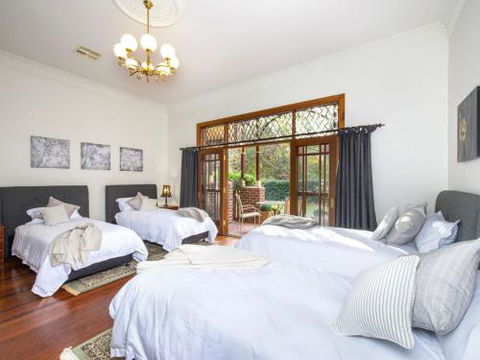 THE ELMS Berry Berry & Surrounds 4pm Check Out Sundays - Sunshine Coast Guide 6