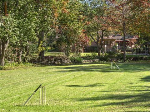 THE ELMS Berry Berry & Surrounds 4pm Check Out Sundays - Sunshine Coast Guide 5