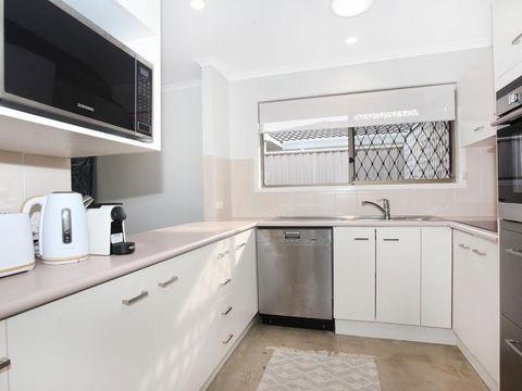 April 19 4 Bedroom Home On Canal With Pool Pontoon Aircon & WiFi! - Sunshine Coast Guide 6