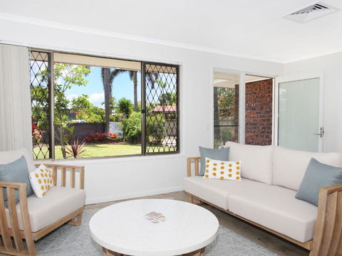 April 19 4 Bedroom Home On Canal With Pool Pontoon Aircon & WiFi! - Sunshine Coast Guide 4