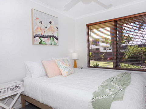 April 19 4 Bedroom Home On Canal With Pool Pontoon Aircon & WiFi! - Sunshine Coast Guide 5