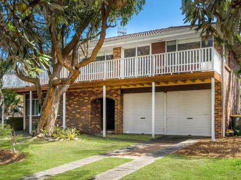 TREETOPS At WERRI BEACH Gerringong 4pm Check Out On Sundays - Sunshine Coast Guide 0