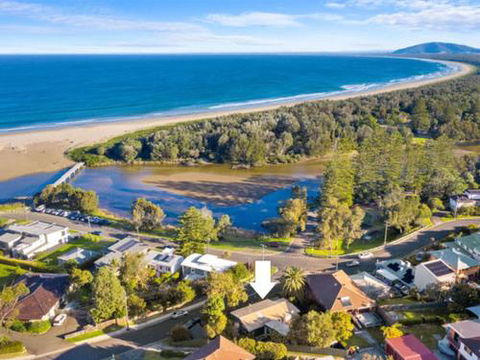 BOMBORA Gerroa 4pm Check Out Sundays - Sunshine Coast Guide 0