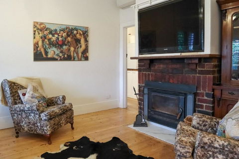 Vintage Charm On St. Leonards - Sunshine Coast Guide 6