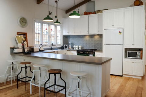 Vintage Charm On St. Leonards - Sunshine Coast Guide 4
