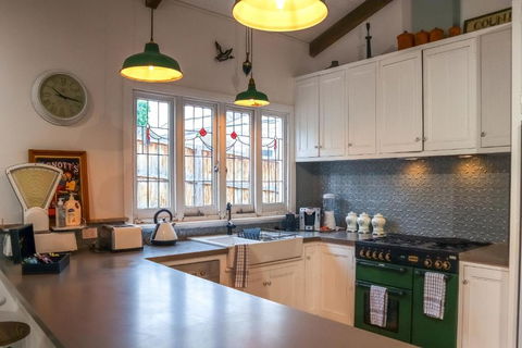 Vintage Charm On St. Leonards - Sunshine Coast Guide 3