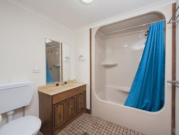 Tradewinds Unit 1 / 110 Victoria Parade - Sunshine Coast Guide 5