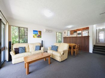 Tradewinds Unit 1 / 110 Victoria Parade - Sunshine Coast Guide 4