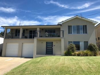 Ocean House At Mollymook - Sunshine Coast Guide 0
