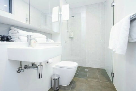 B03-darling Harbour 1 BDR APT - Sunshine Coast Guide 3