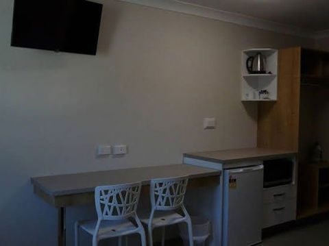 BEST WESTERN CASTLE LODGE MOTEL - Sunshine Coast Guide 1