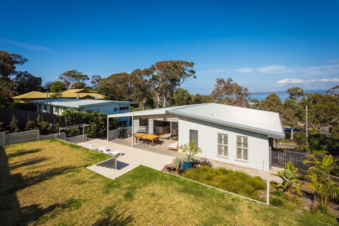 ADS On Collins - Sunshine Coast Guide 0