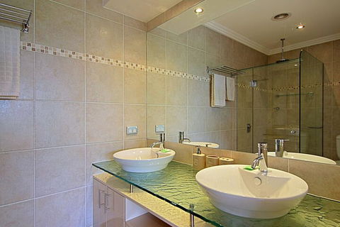 A Perfect Stay - 3 James Cook Apartments - Sunshine Coast Guide 4
