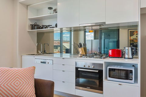BRUNSWICK Stylish Space With Parking + Netflix - Sunshine Coast Guide 6