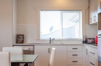 Spacious & Bright 4 Bedroom Home - Sunshine Coast Guide 2
