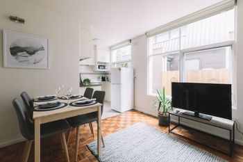 Cosy Melbourne Apartment Close To CBD - Sunshine Coast Guide 0