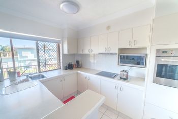1 Bedroom Gold Coast Beachside Apt W AC + Parking - Sunshine Coast Guide 4