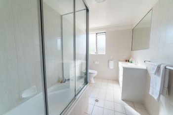 1 Bedroom Gold Coast Beachside Apt W AC + Parking - Sunshine Coast Guide 5