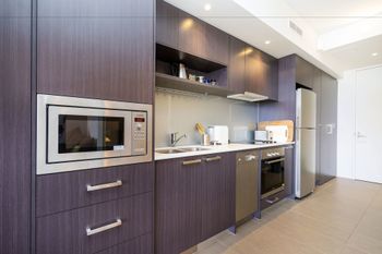 Executive Studio Inner City Apartment - Sunshine Coast Guide 6