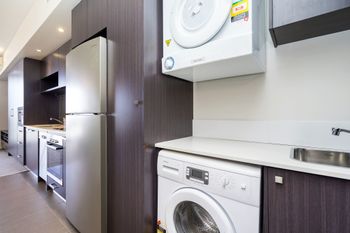 Executive Studio Inner City Apartment - Sunshine Coast Guide 5