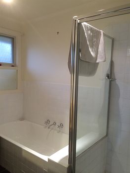 Australian Home Away Doncaster Elgar 2 - Sunshine Coast Guide 2