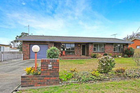 Kellys Getaway At Culburra Beach - Sunshine Coast Guide 0