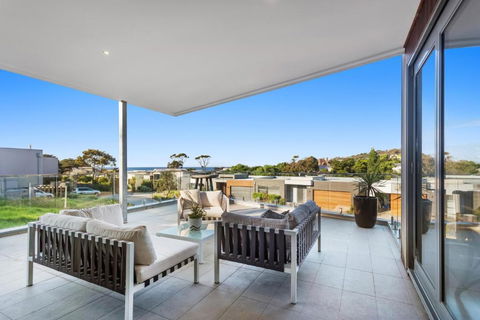 Azure Oasis - Sunshine Coast Guide 2