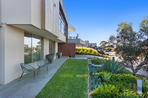 Azure Oasis - Sunshine Coast Guide 6