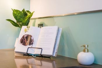 Spacious Home In New Farm For 6 W Parking - Sunshine Coast Guide 5