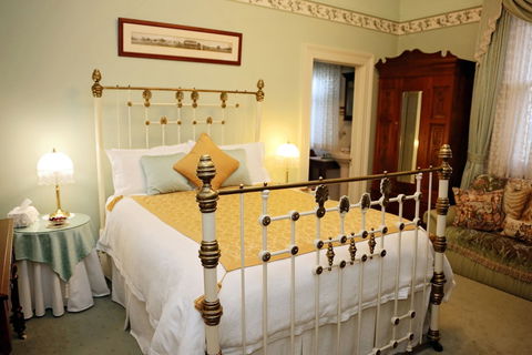 Forgandenny Bed & Breakfast - Sunshine Coast Guide 1