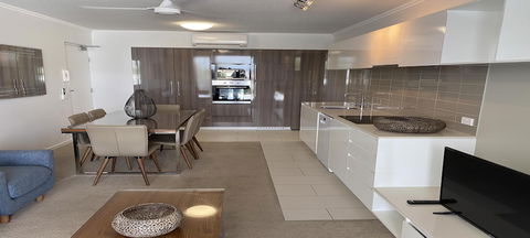 Airtrip Apartments On Carlyle St. Mackay - Sunshine Coast Guide 3
