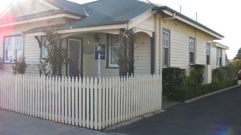 The Postmaster Inn BnB - Sunshine Coast Guide 0