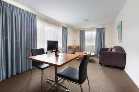 Premier Hotel & Apartments - Sunshine Coast Guide 4