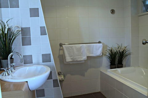 Adelaide DressCircle Apartments - Ward St - Sunshine Coast Guide 0
