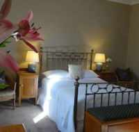 The Globe Inn - Sunshine Coast Guide