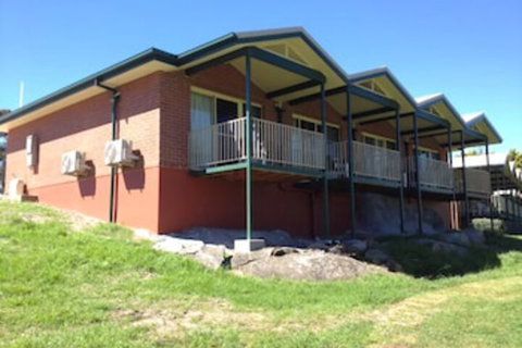 Tenterfield Golf Club Fairways Lodge - Sunshine Coast Guide 0