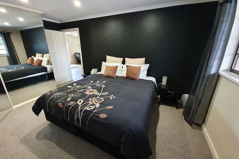 Under The Vines - Sunshine Coast Guide 2
