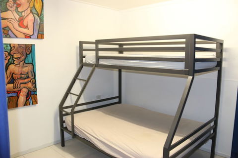 Waterfront Backpackers - Hostel - Sunshine Coast Guide 2