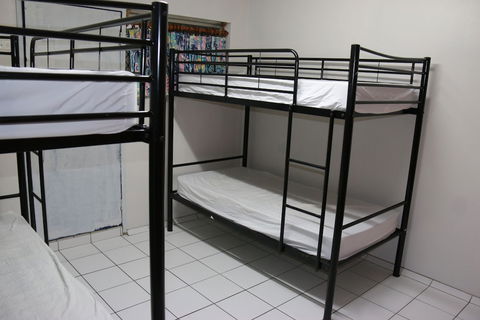 Waterfront Backpackers - Hostel - Sunshine Coast Guide 1