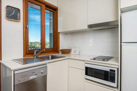 A PERFECT STAY - Quiksilver Apartments - The Wreck - Sunshine Coast Guide 1