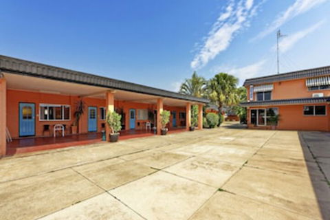 Riviera Motel Bundaberg - Sunshine Coast Guide 0