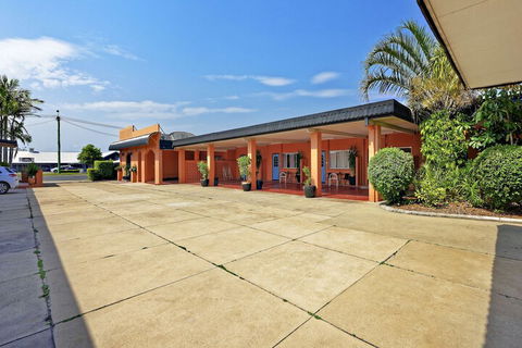 Riviera Motel Bundaberg - Sunshine Coast Guide 1
