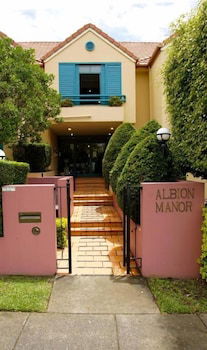 AAA Albion Manor Apartments And Motel - Sunshine Coast Guide 2