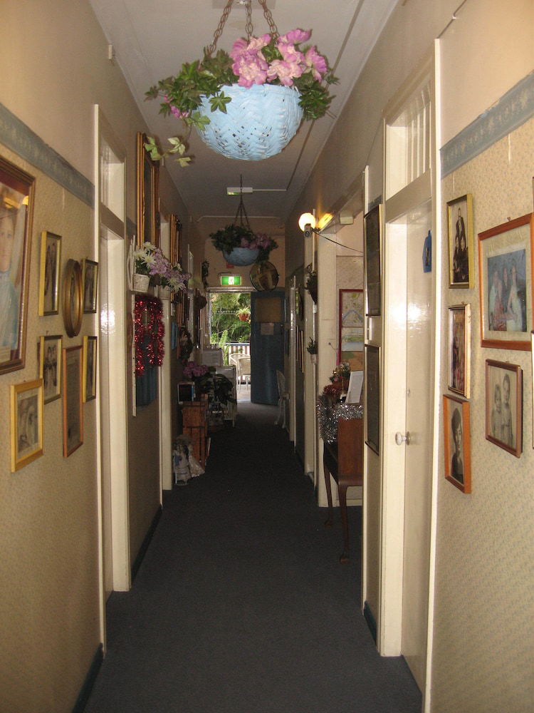 Spring Hill QLD Sunshine Coast Guide