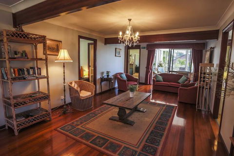 Ainslie Manor B&B - Sunshine Coast Guide 1