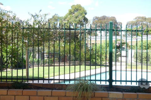 Calder Family Motel - Sunshine Coast Guide 5