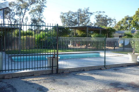 Calder Family Motel - Sunshine Coast Guide 4