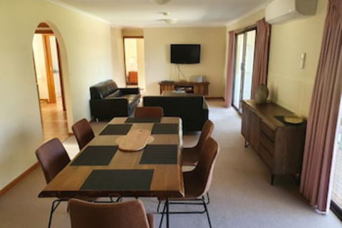 Annies Holiday Units - Sunshine Coast Guide 0