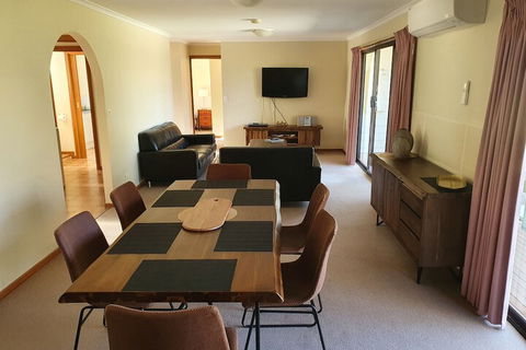 Annies Holiday Units - Sunshine Coast Guide 1